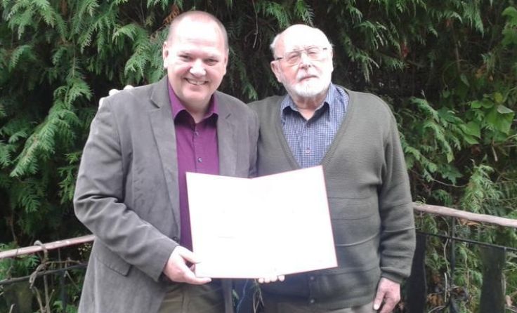 Bernhard Riedler überreichte Willi Kalwoda eine Ehrenurkunde. Foto: ÖGB