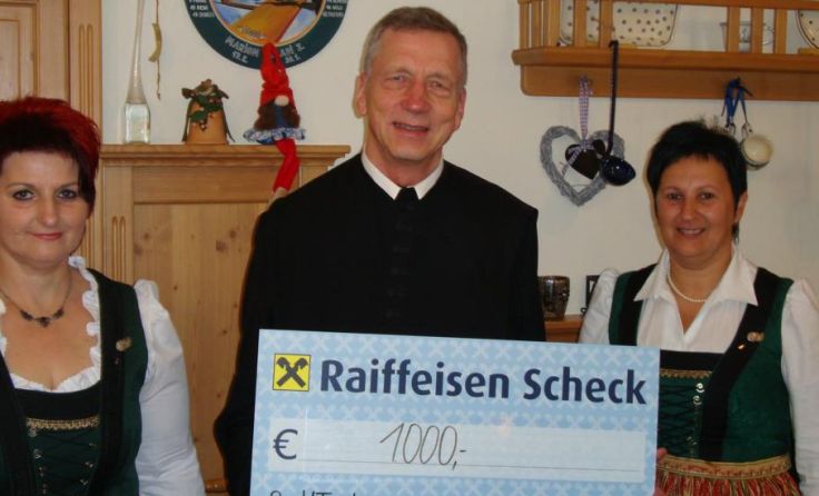 Am Foto, v. l.: Susanne Reisner, Pater Albert Dückelmann und Obfrau-Stellvertreterin Maria Hagmair