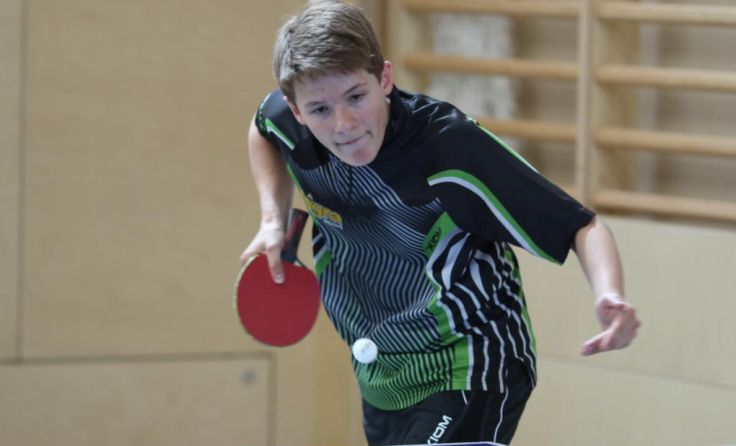 Felix Waibel beim Aufschlag Foto: TuS Kremsmünster Tischtennis