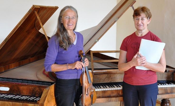 Herlinde Schaller (l.) und Irmgard Seidl begrüßen das neue Jahr musikalisch. Foto: M. Söllner