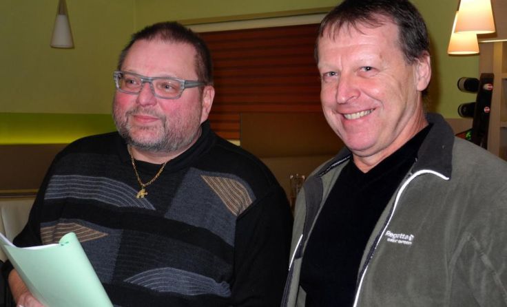 Obmann Fritz Hartl gratuliert Bernhard Roidinger (r.) zum Klubmeister 2015. Foto: Franz Braunsberger