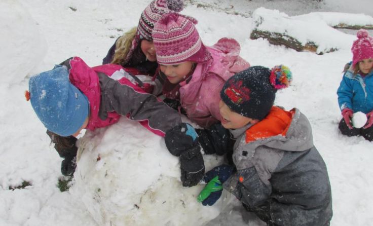Die „Wurzelzwerge“ tollen gerne im Schnee herum.