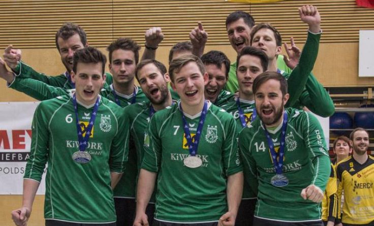 Der TuS Kremsmünster jubelt über die Silbermedaille beim Hallen-Europacup.