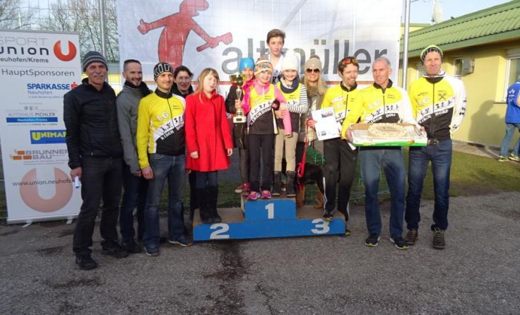 Die erfolgreichen LG-Athleten mit dem „Nachwuchs“ auf dem Podest Foto: Laufgemeinschaft