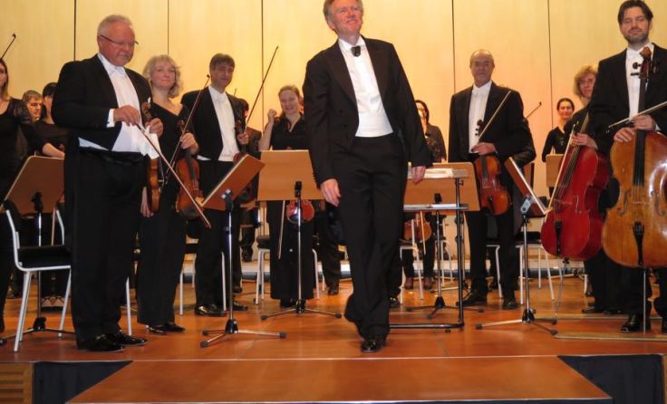 Ingo Ingensand (Mitte) und die Musiker des Bruckner Orchesters begeisterten. Foto: LMS Kirchdorf