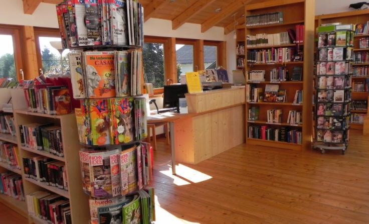 Vielfältiges Angebot an Büchern, Magazinen und weiteren Medien