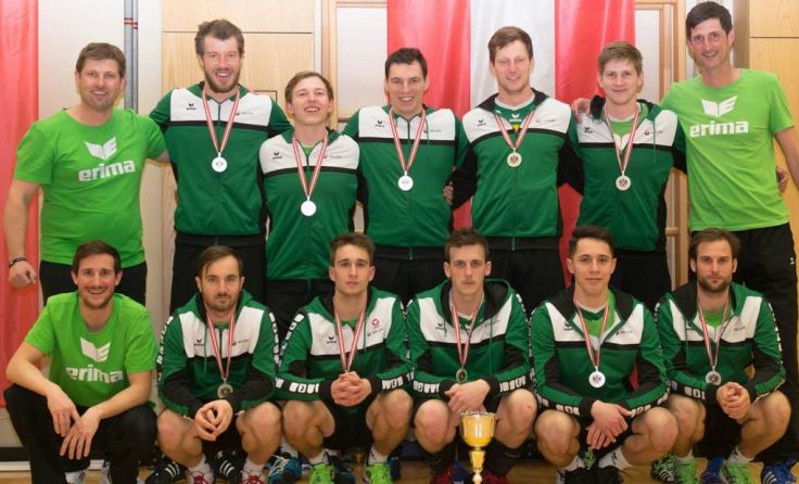 Trotz Niederlage sind die TuS-Faustballer mit Silber zufrieden. Foto: Michael Ahrens