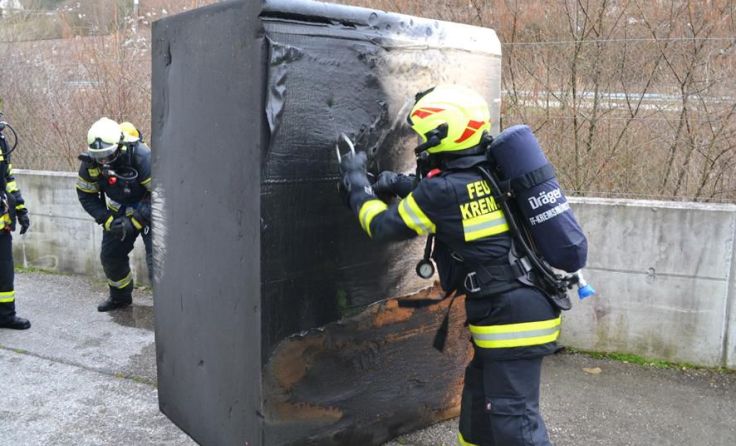Die Feuerwehrmänner kümmerten sich um den verschmorten Schaumstoffblock. Foto: FF Kremsmünster