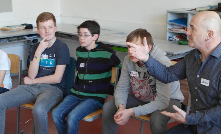 Gerald Greimel mit den Jugendlichen beim Workshop in Kirchdorf