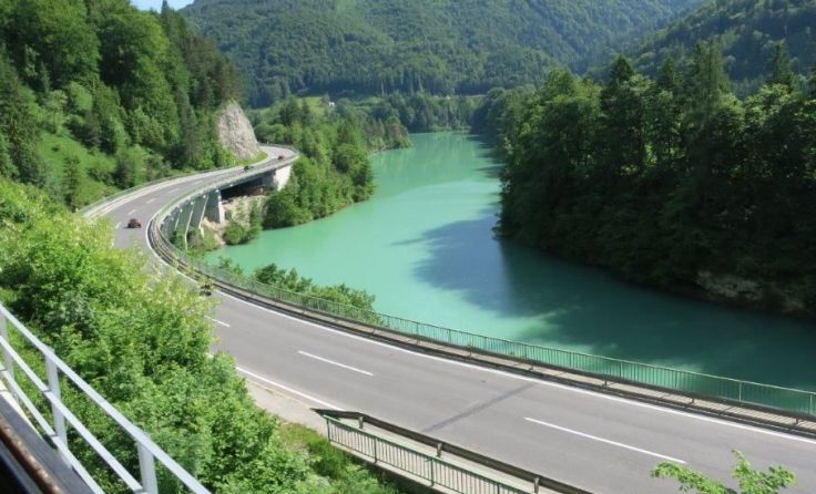 Malerischer Blick von der Pyhrnbahn aus auf den Stausee Klaus Foto: Gelbmann