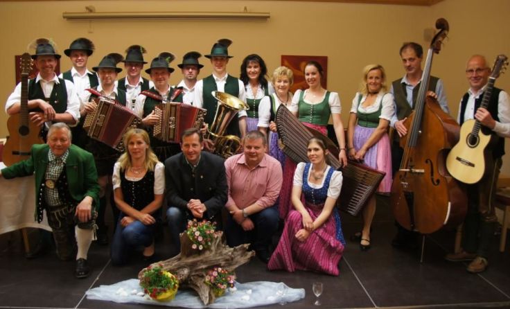 Die Organisatoren von der Gemeinde Roßleithen mit den Musikern