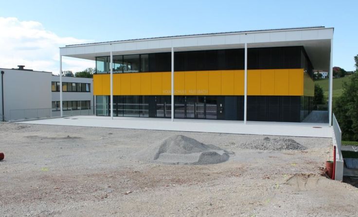 Die Volksschule mit Vorplatz von der Ortsdurchfahrt aus gesehen Foto: jweiermair