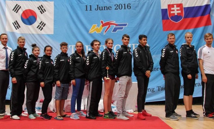 Die Kirchdorfer Taekwondo-Kämpferinnen mit dem Landeskader in Bratislava