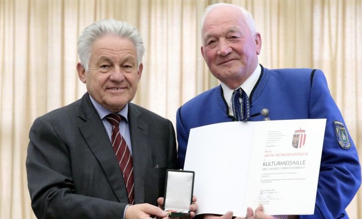 LH Josef Pühringer (l.) und Anton Weingartsberger bei der Überreichung Foto: Land OÖ/Stinglmayr