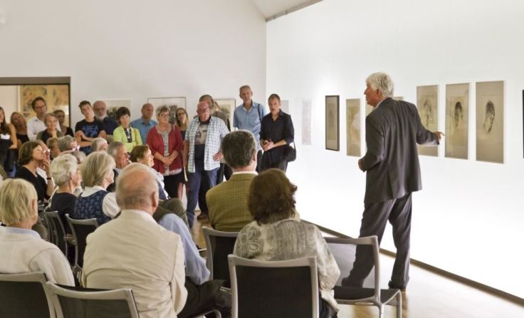Melchior Frommel (r.) sprach zur Ausstellung und zum Werk Bilgers Foto: Doris Meixner