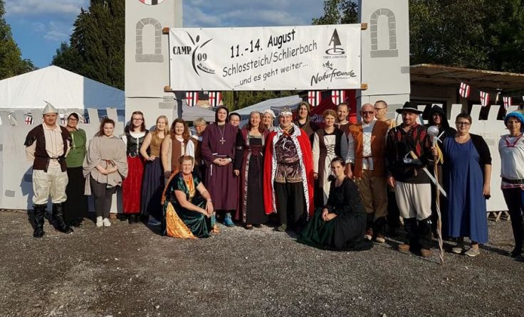Die fleißigen Helferlein der Naturfreunde vor der „Camp09-Burg“ in Schlierbach