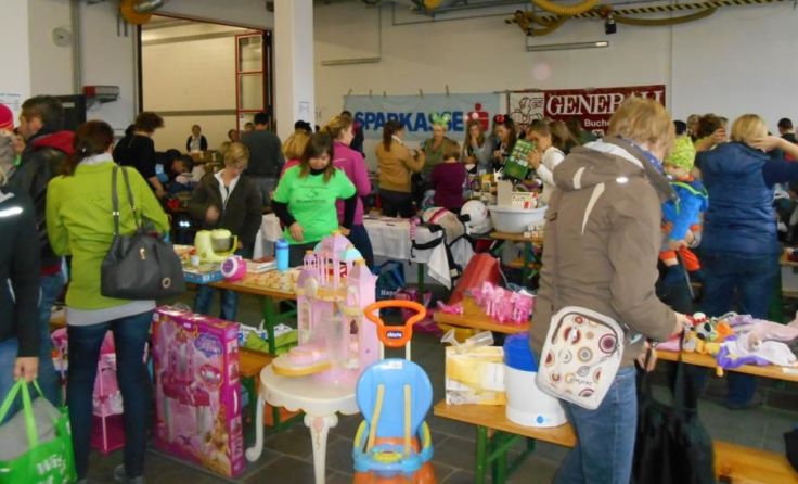Der Kinderartikel- und Spielzeugflohmarkt findet diesmal im Pfarrheim statt.
