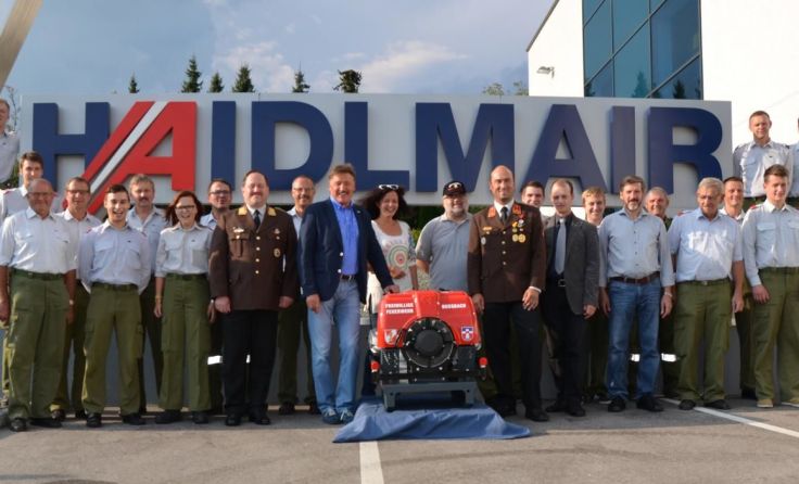 Freude bei der Übergabe der neuen Pumpe an die Kameraden der FF Nußbach Foto: HAIDLMAIR