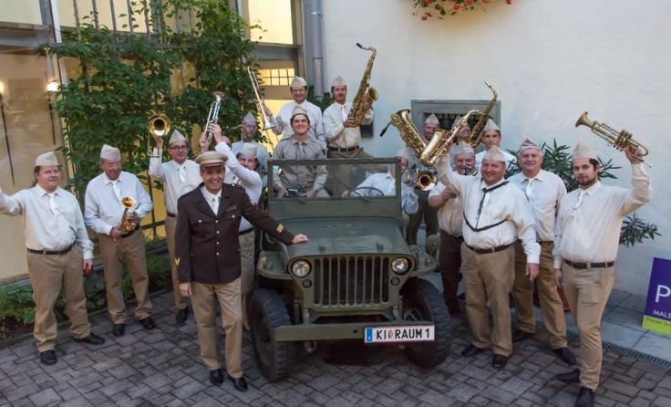 In US-Army-Kostümierung sorgten die Musiker für einen swingenden Abend. Foto: Jack Haijes