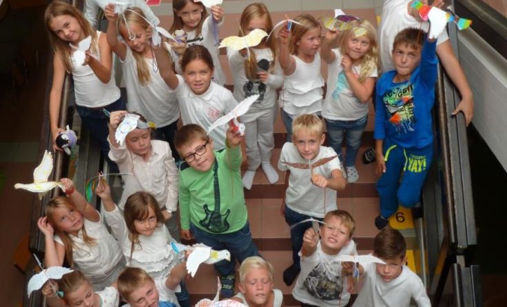 Die Kinder der Volksschule Molln bastelten anlässlich des Weltfriedenstags Tauben aus Papier.
