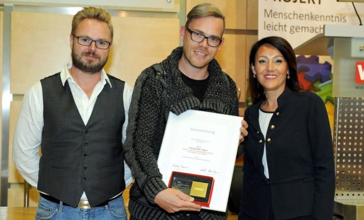 Der Kirchdorfer Alexander Mayr (Mi.) mit Erika Rainer und Dieter Kohler von der Friseurinnung