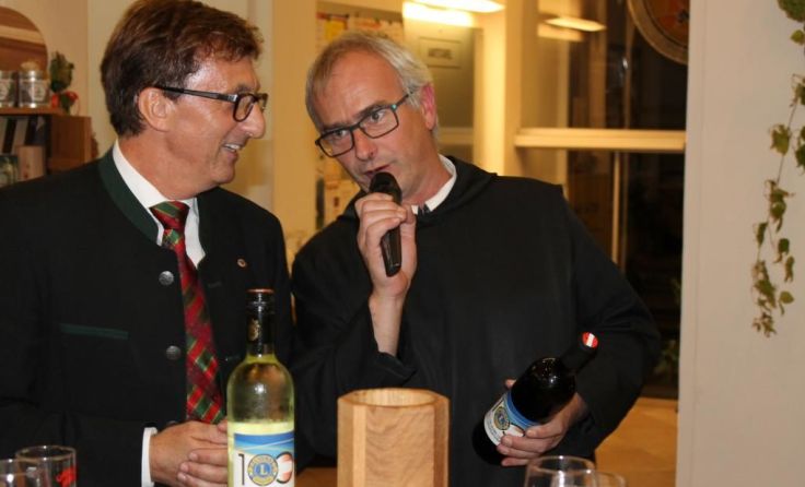 Lions-Präsident Anton Obernberger (l.) mit Pater Siegfried Eder