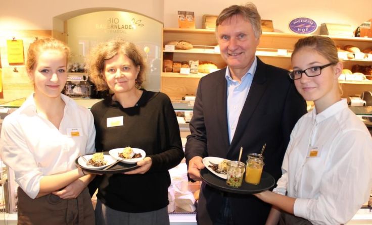 Andrea Kastinger (2. v. l.) und Bürgermeister Wolfgang Veitz mit Helferinnen