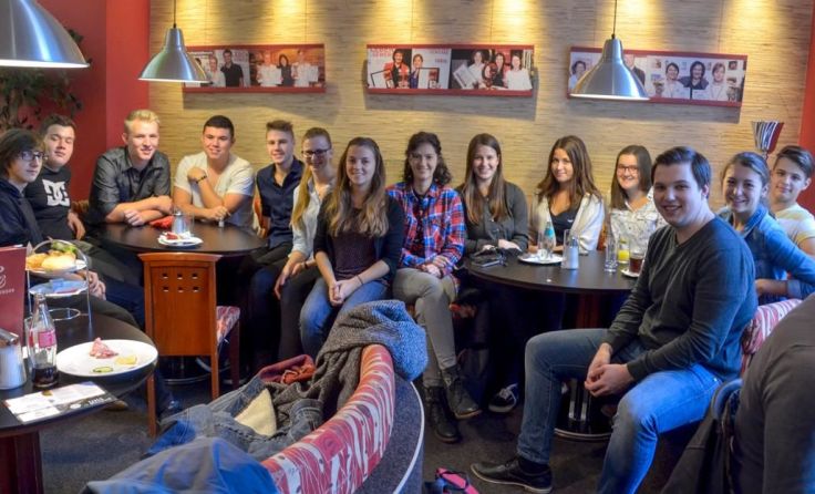 Gemütliche Runde im Café Sturmberger: Schülervertreter aus dem Bezirk Foto: Samuel Haijes
