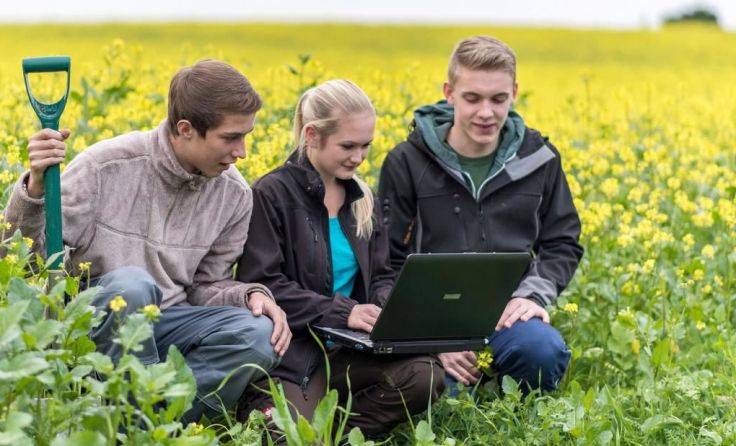 Schüler und Lehrer der Landwirtschafts- schule freuen sich auf die Gäste. Foto: agrarfoto.com
