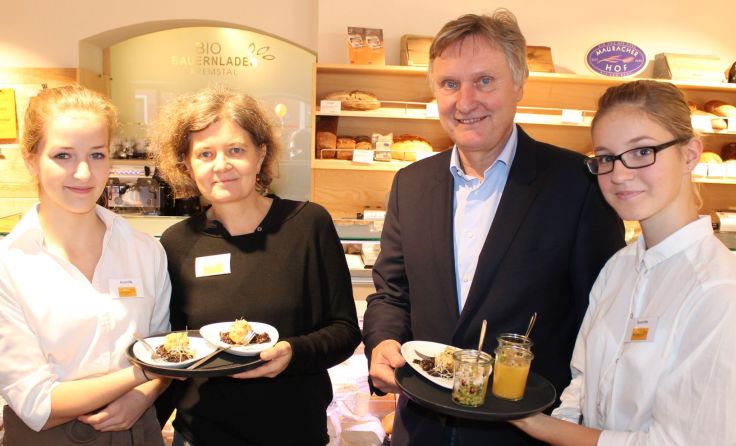 Andrea Kastinger (2. v. l.) und Bürgermeister Wolfgang Veitz mit Helferinnen