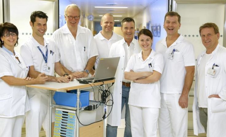 Das Orthopädie-Team mit Primar Auersperg (3. v. l.) und Oberarzt Stock (4. v. r.)
