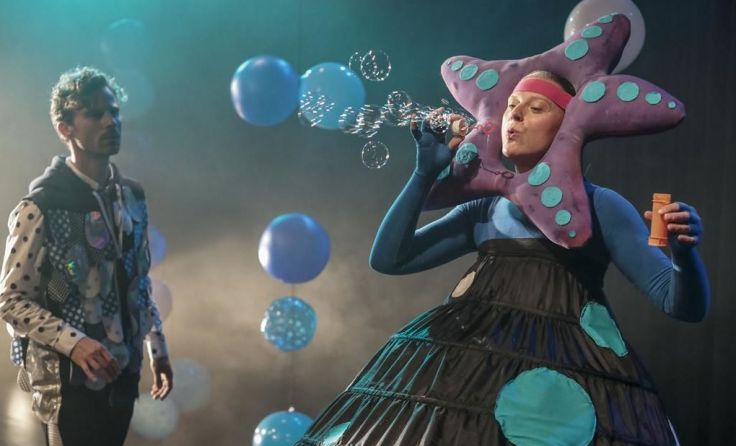 Das Schauspielerduo nimmt die Kinder in die Unterwasser-Welt mit. Foto: Christian Herzenberger