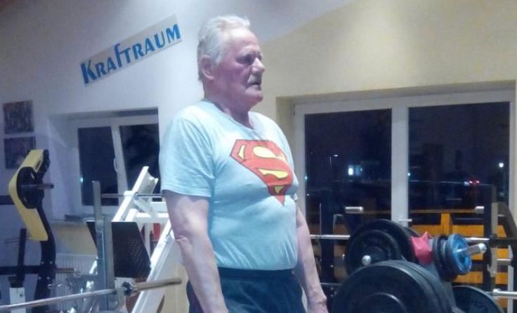 Training in Scharnstein: Walter Krifka hebt nach wie vor etliche Kilos. Foto: Fuderer