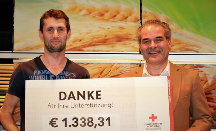 Roland Gößweiner (l.) und Franz Leisch bei der Scheckübergabe Foto: Rotes Kreuz