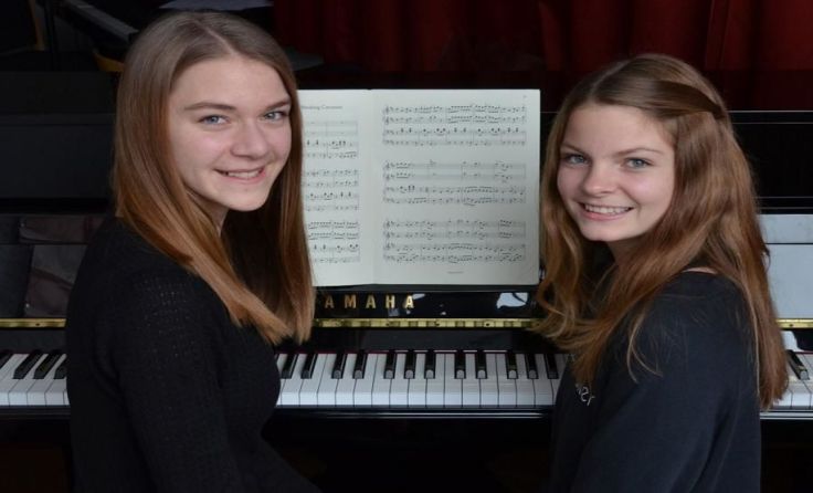 Tamara Feichtinger und Romana Prillinger spielen vierhändig Klavier.