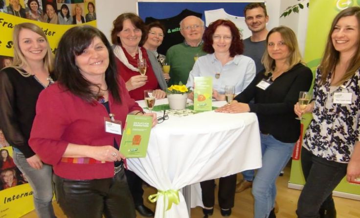 Das Team der Frauenberatungsstelle mit Gästen beim Tag der offenen Tür Foto: Verein BERTA