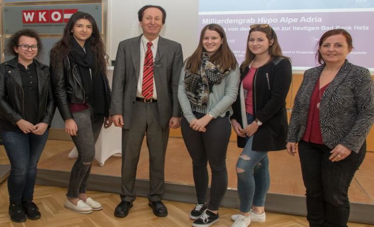 Professor Josef Aff mit Schülerinnen und Pädagogin Gertraud Angerer Foto: Haijes 