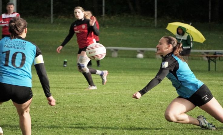 Spannendes Match bei erschwerten Bedingungen – am Ball: Verena Hieslmair (r.) Foto: I. Maringer