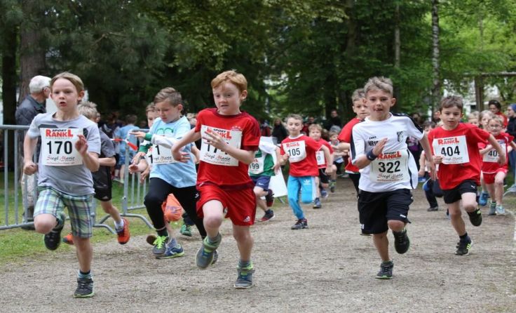 Engagierte Jung-Läufer beim Parklauf