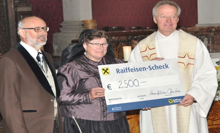 Obfrau Christine Leonfellner übergab den Spendenscheck an Pater Arno (r.)