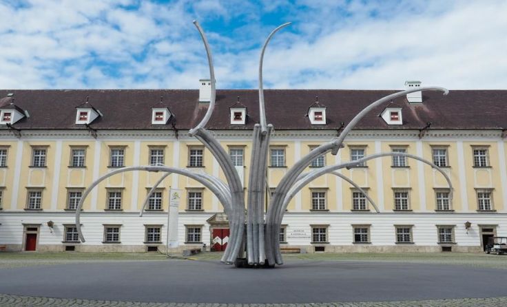 Galaktische Anmutung: das Kunstgebilde „Pneuma Fountain“ im Prälatenhof Foto: Martin Hieslmair