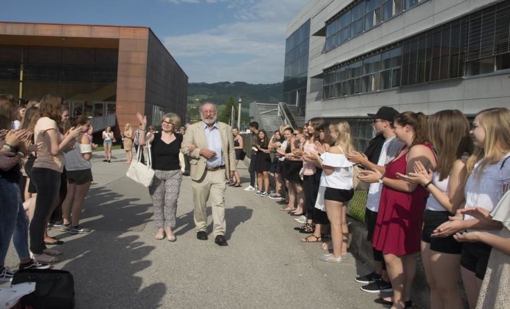 Die Schüler standen für Waltraud Hipfl und Heinz Wasserbauer Spalier. Foto: BBS/Haijes