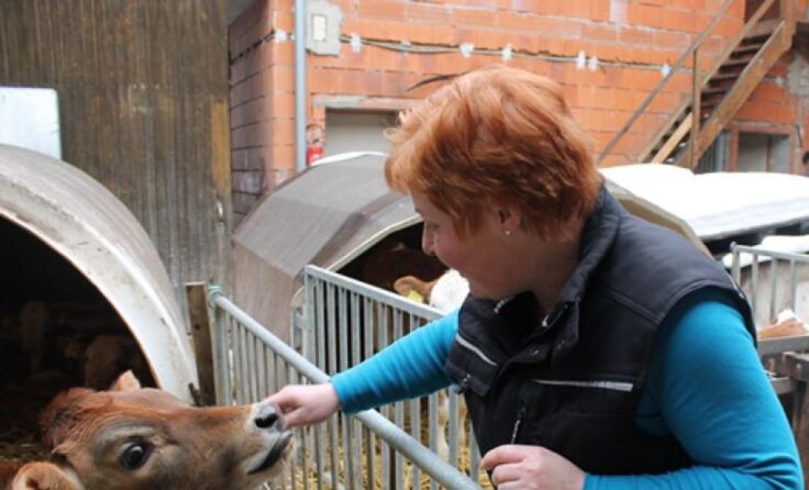 Barbara Ehrenhuber bei einem Kalb vor den Gruppeniglus