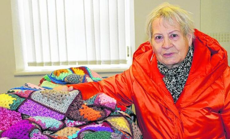 Ietje Kubak mit den bunten selbstgestrickten Decken für Kinder * Foto: Egelseder