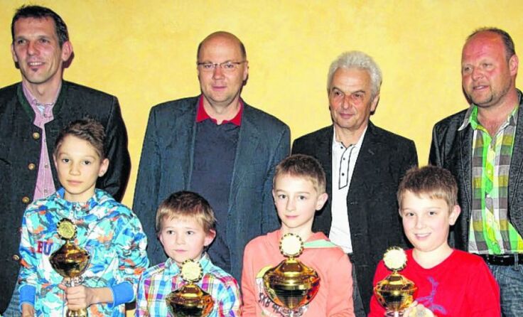 Die jüngsten Preisträger der Schützenmeisterschaft erhielten die größten Pokale.