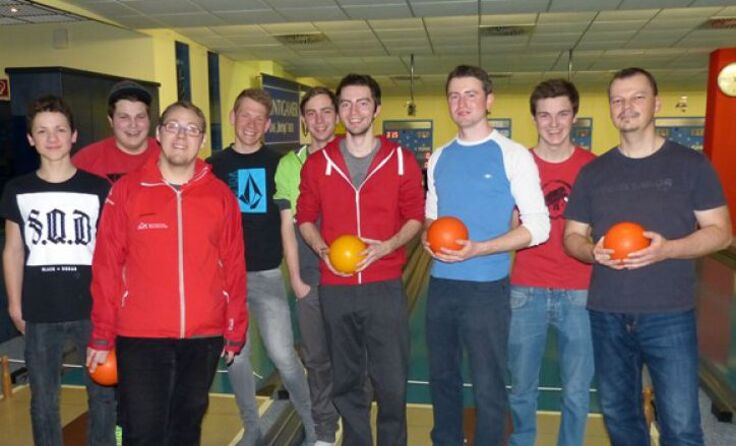 Ein Gruppenfoto der Jungen Rothleithner beim Kegeln in Liezen