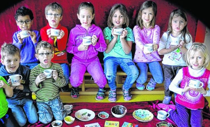 Stolz präsentierten die Kinder ihre selbstgetöpferten Keramikarbeiten.