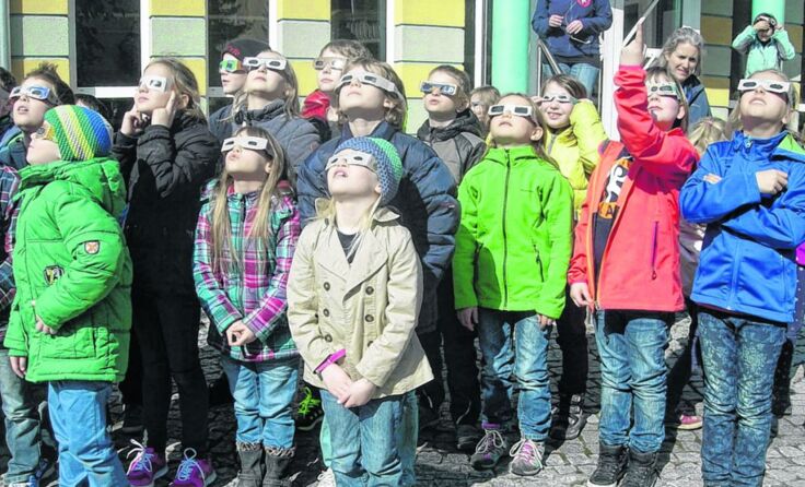 Die Schüler beobachteten durch ihre selbstgebastelten Brillen die partielle Sonnenfinsterinis.