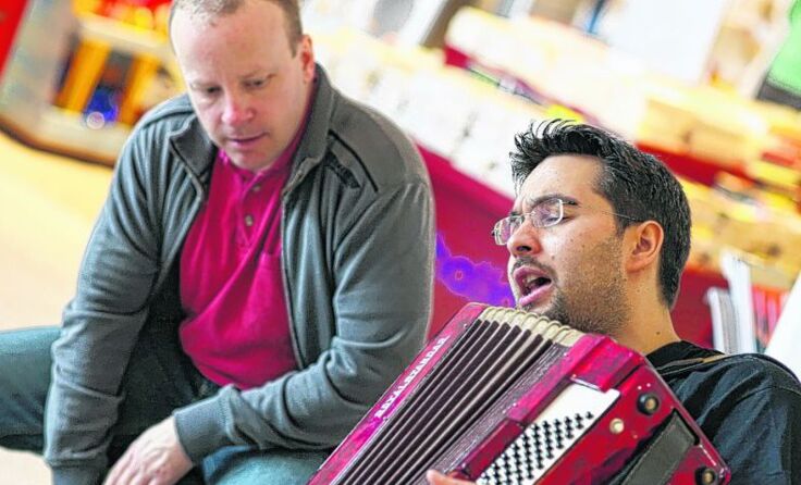 Livio Minafra (r.) gibt ein Solokonzert in der Arkade. * Foto: Reinhard Winkler