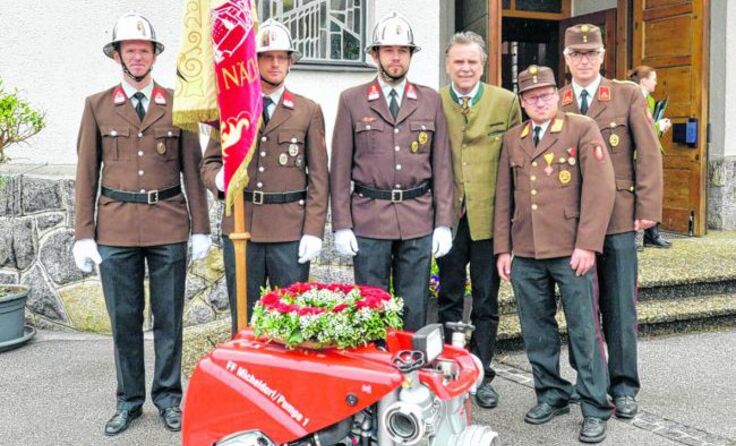 In der Pfarrkirche Micheldorf wurden zwei neue Tragkraftspritzen gesegnet. * Foto: Haijes